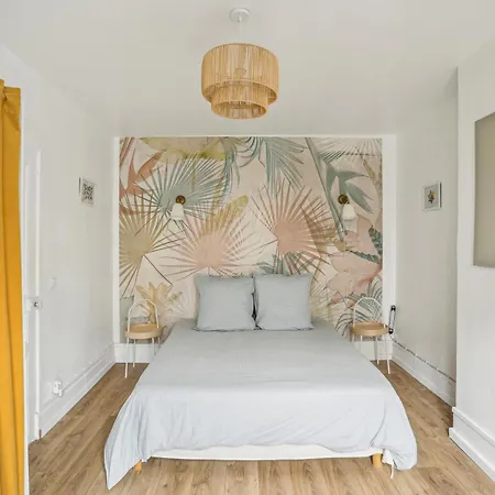 Eiffel Tower 10 Min Walk :-) 파리