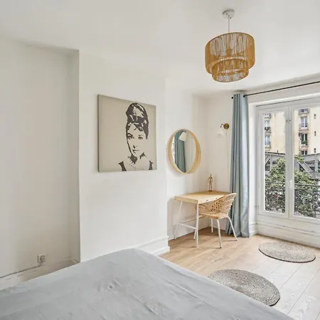 Eiffel Tower 10 Min Walk :-)