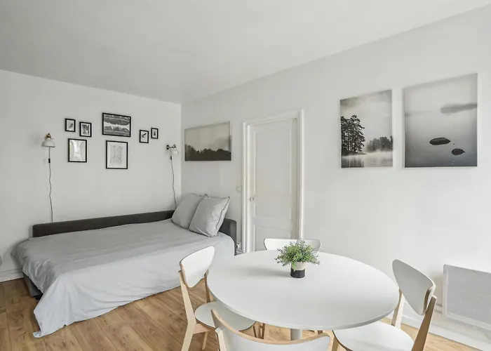 아파트 Eiffel Tower 10 Min Walk :-) *