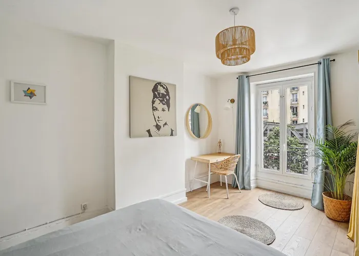 Eiffel Tower 10 Min Walk :-)