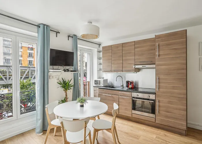 아파트 Eiffel Tower 10 Min Walk :-) *