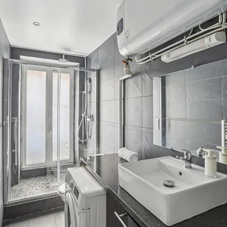 Eiffel Tower 10 Min Walk :-)